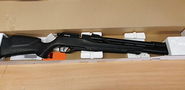 Muž doma zkoušel plynovou pistoli, prostřelil dveře svého i sousedního bytu