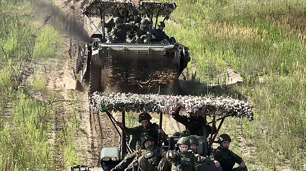 Jsme silní a takhle budeme válčit. Rusové svými manévry vysílají poselství Západu