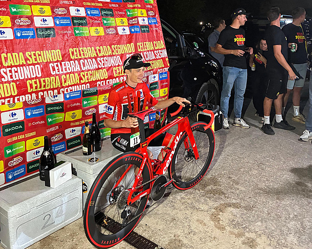 Bez oslav? Ne! Vingegaard se dočkal improvizovaného vyhlášení na parkovišti