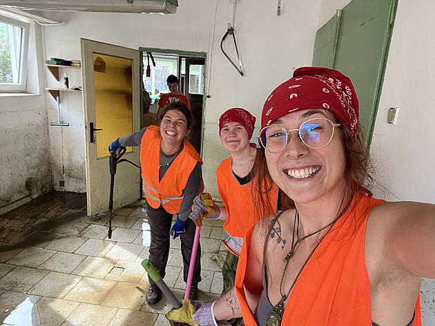 Dobrovolníci se po povodni brodili horami bahna, splín zaháněli i kytarou