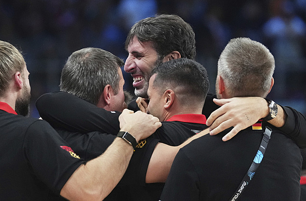 Kouč německých mistrů Evropy musí na operaci, během turnaje zhubl sedm kilo