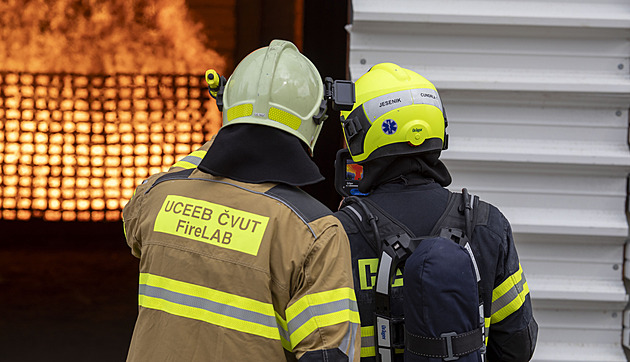 Zapálili stovky polen. Odborníci zkoumali vliv požáru na ocelovou halu