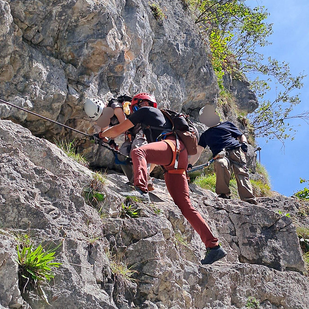 V akci i o dovolené. Vysílené dívce na ferratě pomohli chrudimští hasiči