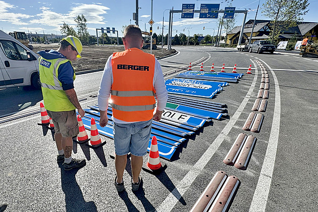 Turbokřižovatka v Plzni se otevře za osm dnů, přibyly semafory a zábrany