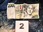 Padělané dvoutisícovky prodala partička za pár stovek, falzifikát odhalil stánkař
