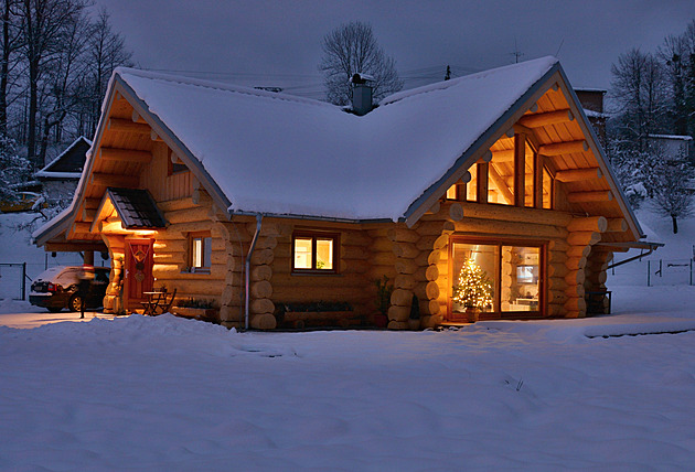Jak se bydlí ve srubu. Příběhy roubenek a dřevostaveb z masivu