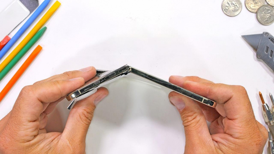 Test, na který jsme všichni čekali: jde iPhone Air zlomit holýma rukama?