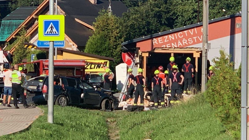Smrtelná nehoda ve Valteřicích: Dva lidé zemřeli po nárazu auta do řeznictví