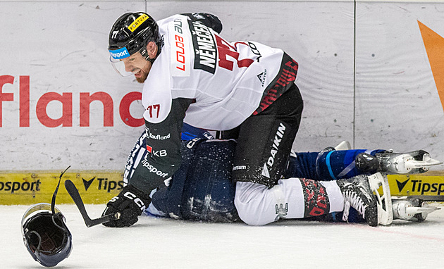 Němeček za úder do hlavy odsedí jeden zápas, stejný trest odpykají další tři hráči