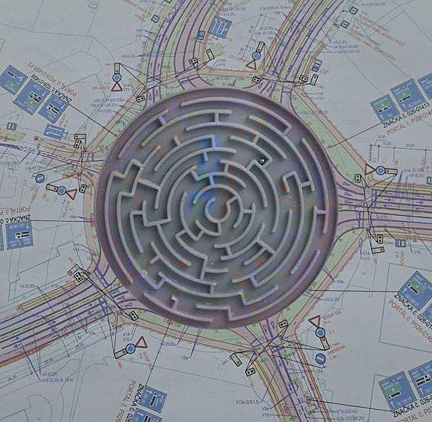 Turbokruháč v Plzni je změtí semaforů a cedulí, kroutí lidé hlavou. Ale i vtipkují