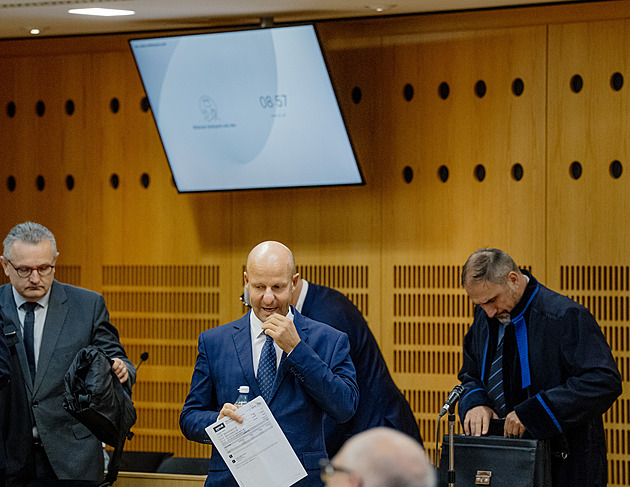 Hlubuček mluvil o luxusním dárku od Redla, ten jeho výpovědi vzápětí využil