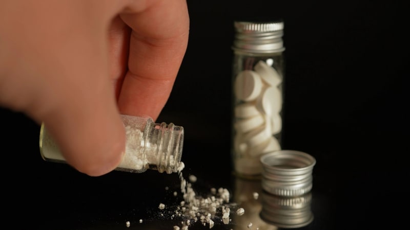 Smrtící droga se objevila v Česku: Obsahuje fentanyl, který je padesátkrát silnější než heroin