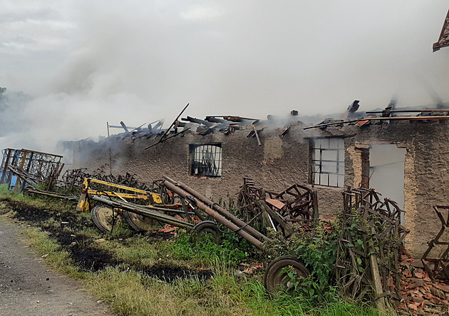 Za výbuch a požár skladu pyrotechniky na Berounsku kriminalisté obvinili dva muže