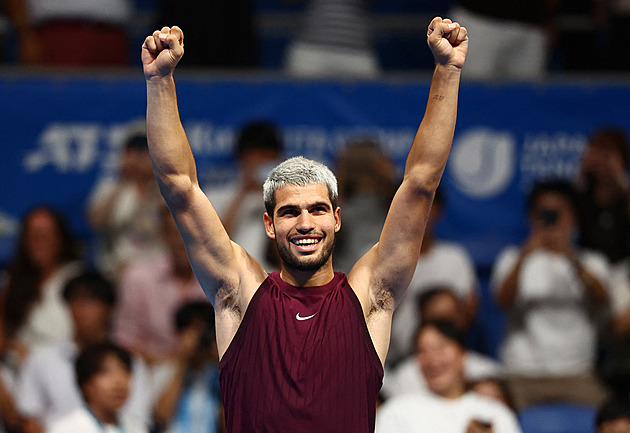 Alcaraz slaví svůj osmý letošní titul, ve finále v Tokiu přemohl Fritze