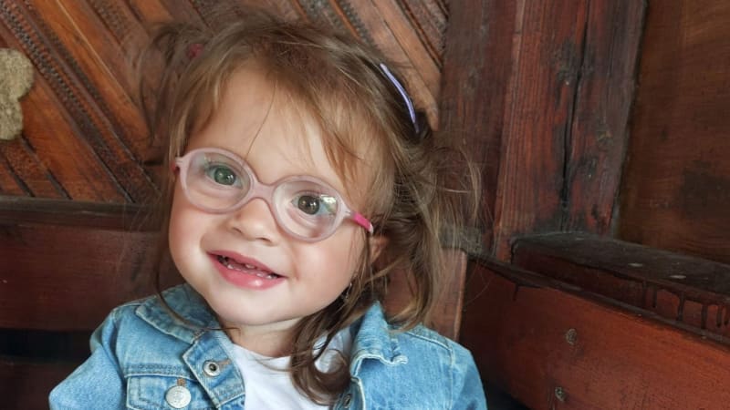 Po porodu Viktorce selhávaly orgány, život si vybojovala. Dělá pokroky, potřebuje však pomoc