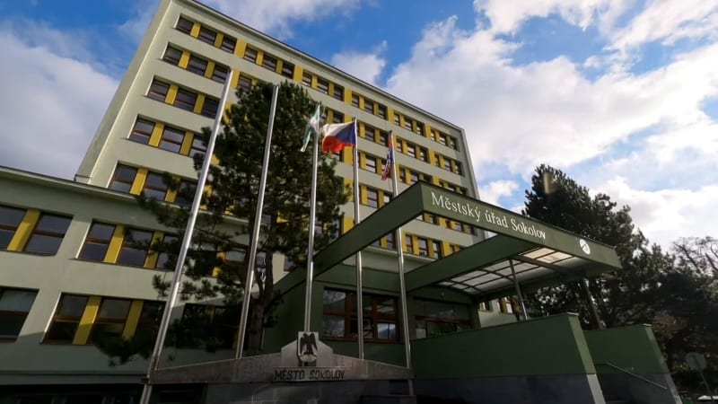 Boj s nedostatkem lékařů i sociálním vyloučením. Kdo je favoritem voleb v Karlovarském kraji?