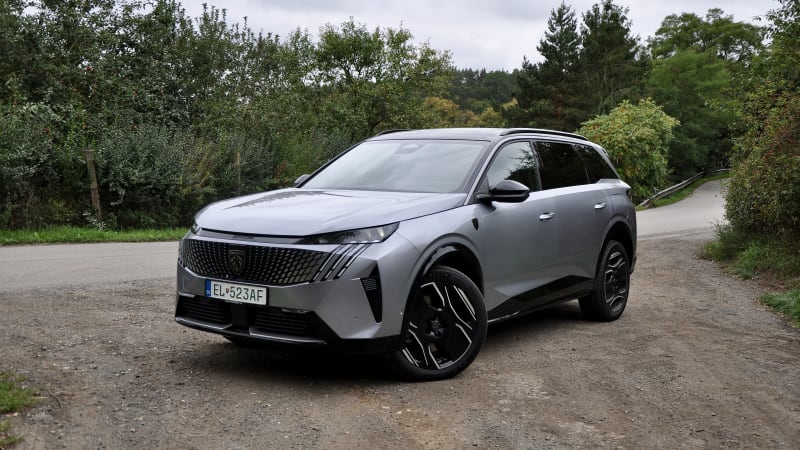 TEST: Vlajková loď Peugeotu s obrovským kufrem dostává pohon všech kol, levná však není