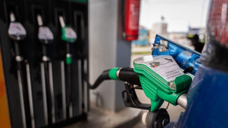 Litr benzinu stojí o 75 haléřů méně než loni. Nejlevněji natankují řidiči v Karlovarském kraji