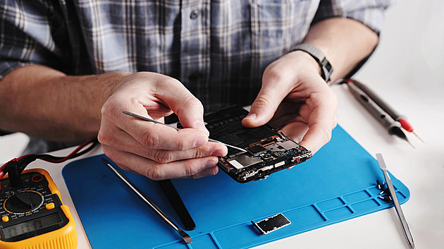 Oprava mobilu v záruce bude výhodná. Slibuje to novela zákona