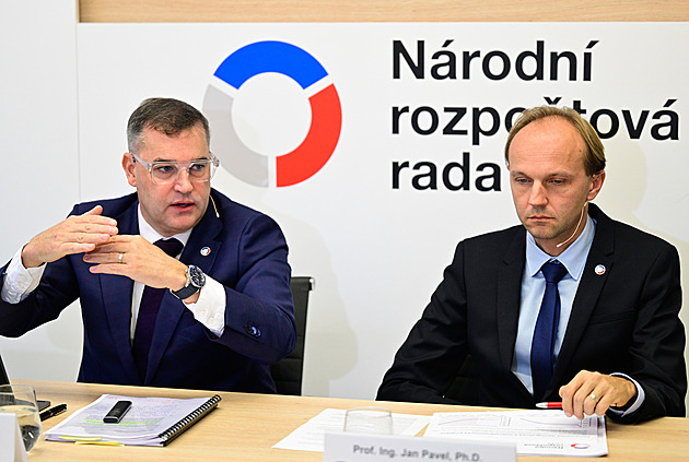 Veřejné finance se uzdravují. Šetřit se ale musí dál, apelují odborníci