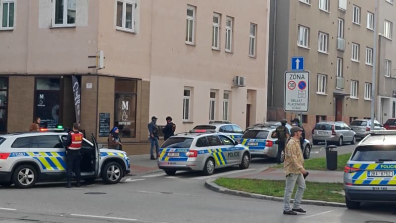 Na střechu utekl policistům v Brně podezřelý muž. Došla si pro něj zásahovka, ukazují záběry