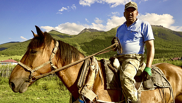 Rusko vs. Čína, nové letiště vs. koně. Překrásný kazašský Altaj je střetem světů