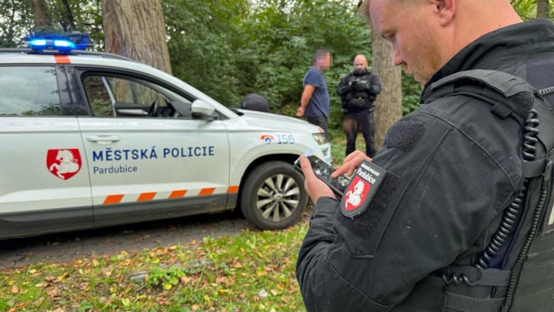 Násilí v přímém přenosu: Revizorku v Pardubicích srazil pasažér k zemi při hovoru se strážníky