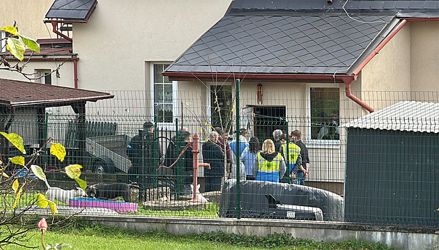 Majitel domu pobodal nájemníky, pak zabil sebe. Policie popsala hrůzu na Rakovnicku