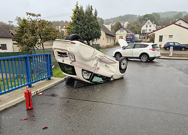 Malý fiat ve vesnici nijak nespěchal, přesto po nehodě skončil na střeše