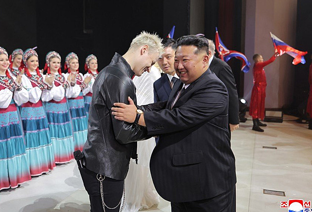 Soudruhu Kime, vedeš zemi vpřed. Putinův zpěvák Šaman v KLDR oslavoval vůdce