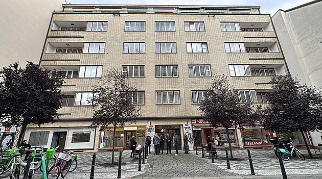 Z pobodání ženy v centru Prahy policie obvinila dopadeného muže, hrozí mu 18 let