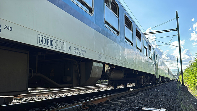 Vlak u Neratovic zřejmě projel návěstidlo, provoz na trati je zastaven