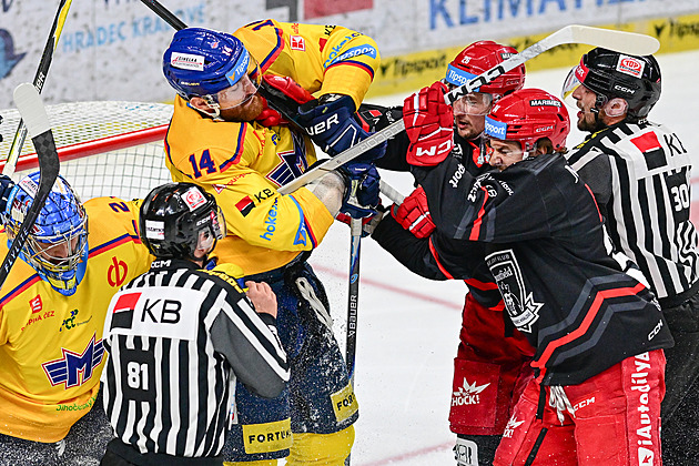 ONLINE: Hradec vede v Budějovicích, zabere Litvínov? Sparta přivítá Třinec
