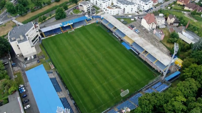 Stadion ve Zlíně působí v lize ostudně. Dostavbě brání místní, bojí se zastínění oken