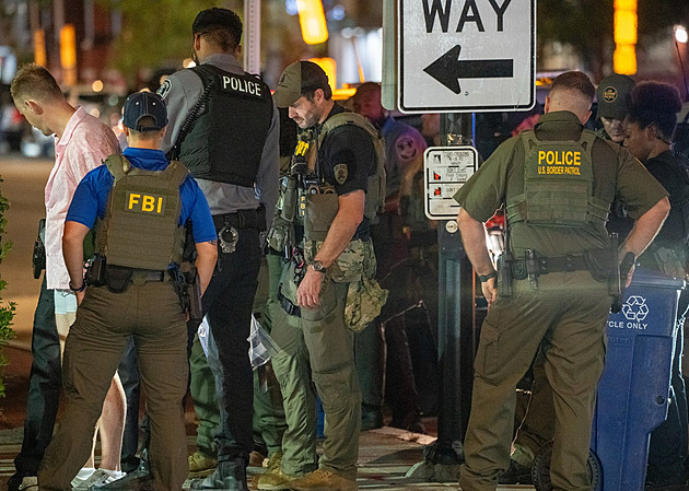 Nadávat a hodit sendvič po policistovi? To pořád není napadení, pravila porota v USA