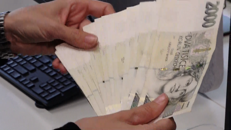 Ekonomika šlape, pochvaluje si končící vláda. Podle Schillerové to na bouchání šampaňského není