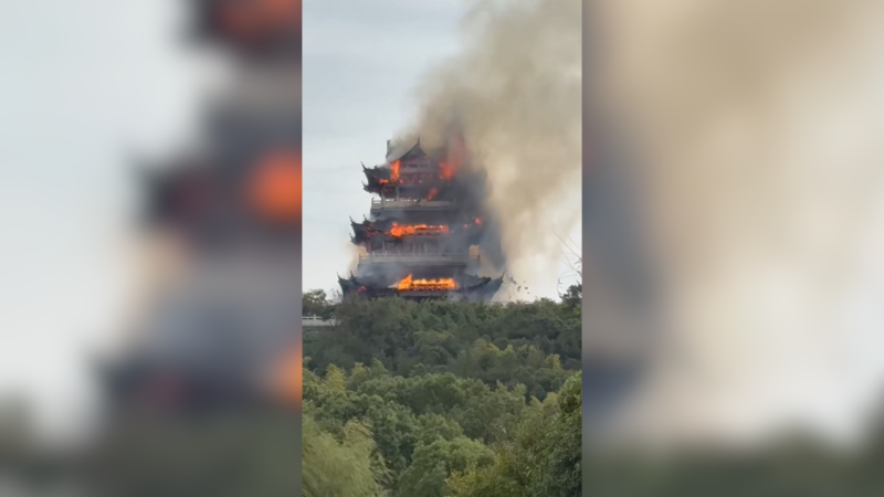 Ohnivá zkáza čínského svatostánku, ukazují záběry. Podpálil ho zřejmě turista s kadidlem