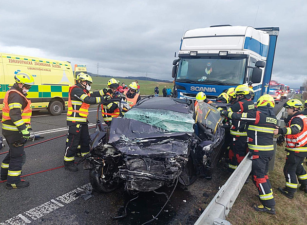Osudné předjíždění. Řidič osobního auta nepřežil střet s nákladním vozem