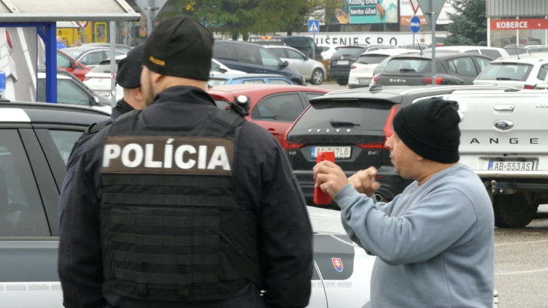 Sledoval je, natáčel a pak vytáhl pistoli. Slovenští manželé popsali drama při cestě na nákup