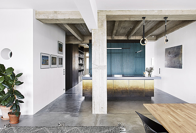 Byt na Letné omráčí surovým betonem. Dřevěný box nahradil příčky