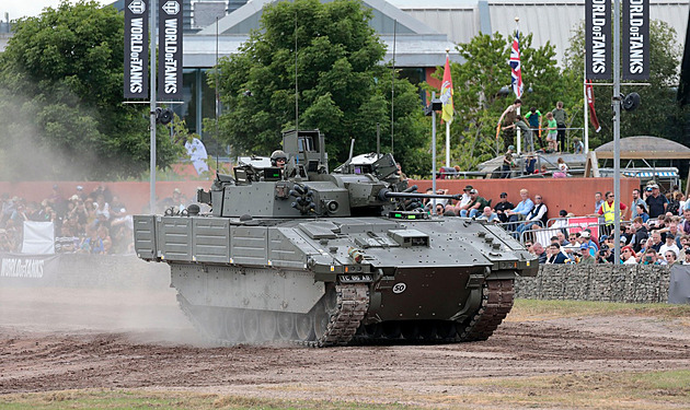 Britská armáda pozastavila používání obrněných vozů Ajax. Vojákům v nich bylo špatně