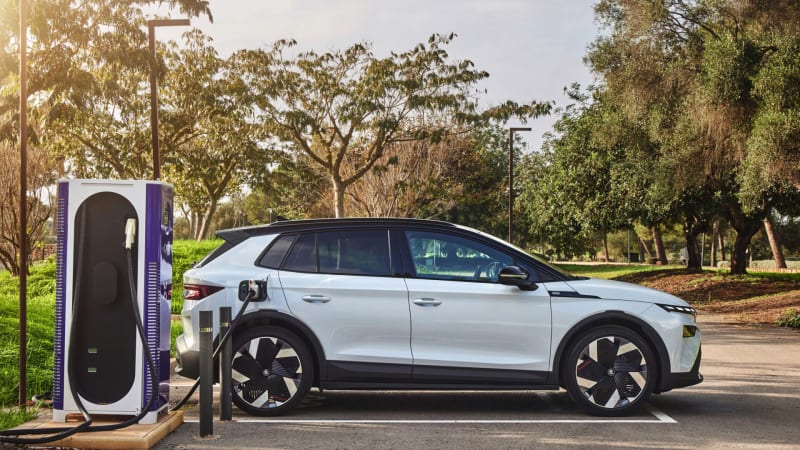 Boj s výhodnými elektromobily: Každý kilometr má v Británii zdražit speciální daň