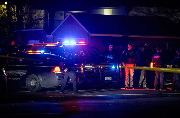 Čtyři mrtví po střelbě na dětské oslavě v Kalifornii. Pachatel je na útěku