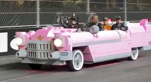 Autozápisník: V Kladně postavili cadillac z lega a Bentley uctilo české letce