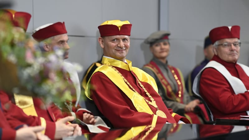 Rektor zlínské univerzity vykrádal sám sebe, viní ho předchůdce. Rozhodne etická komise