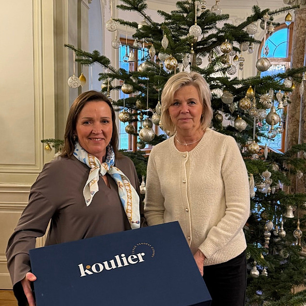 Lány zkrášlí ozdoby českých sklářů, první dámu nadchla kombinace bílé a zlaté