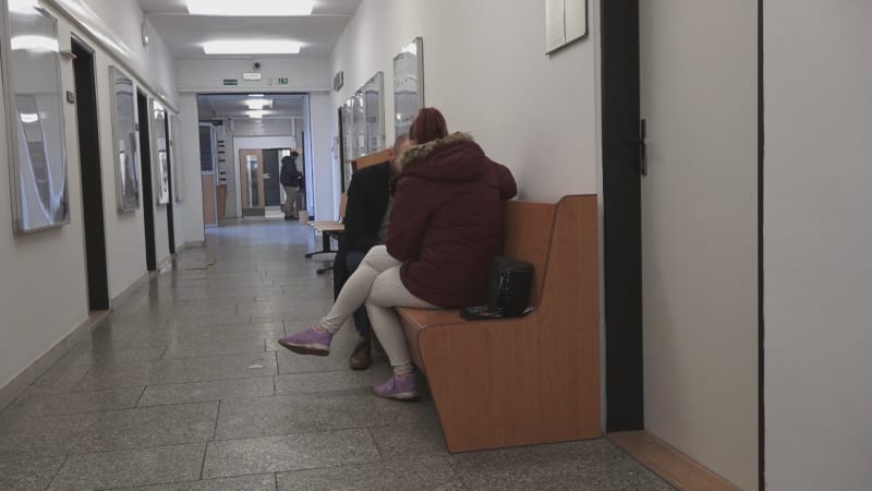 Matka zmrzačila své novorozeně, u soudu odmítla vypovídat