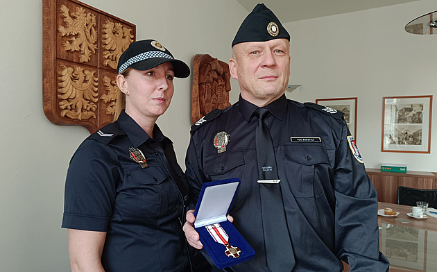 Defibrilátor nepomohl. Muži se zástavou srdce zachránila život dvojice strážníků