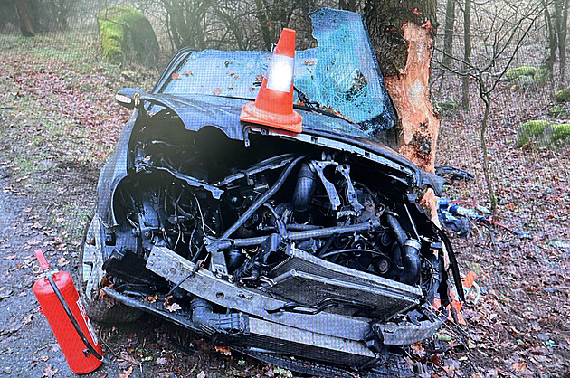 Mladý řidič havaroval na Písecku čelně do stromu, vrtulník přiletět nemohl