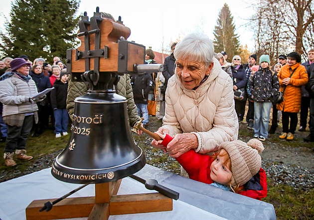 Kaple v Mezipotočí „promluvila“. Po 65 letech do její věžičky vrátili zvon